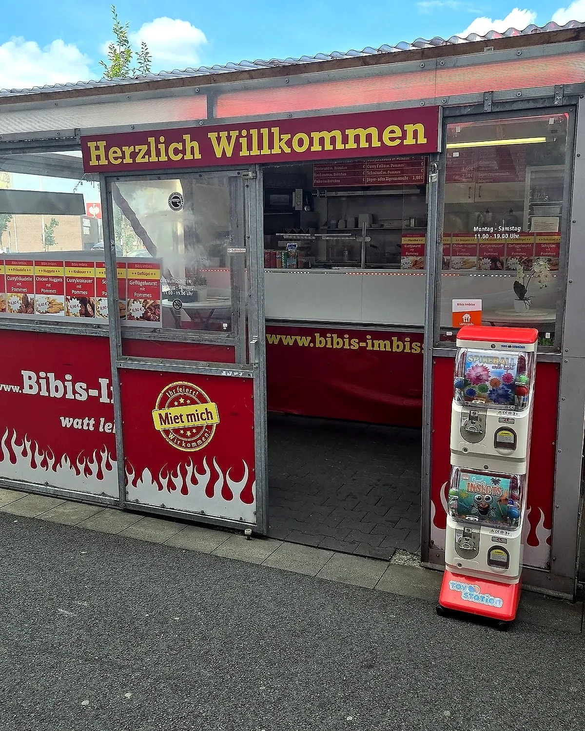 Der Imbisswagen mit dem Schild „Herzlich Willkommen“