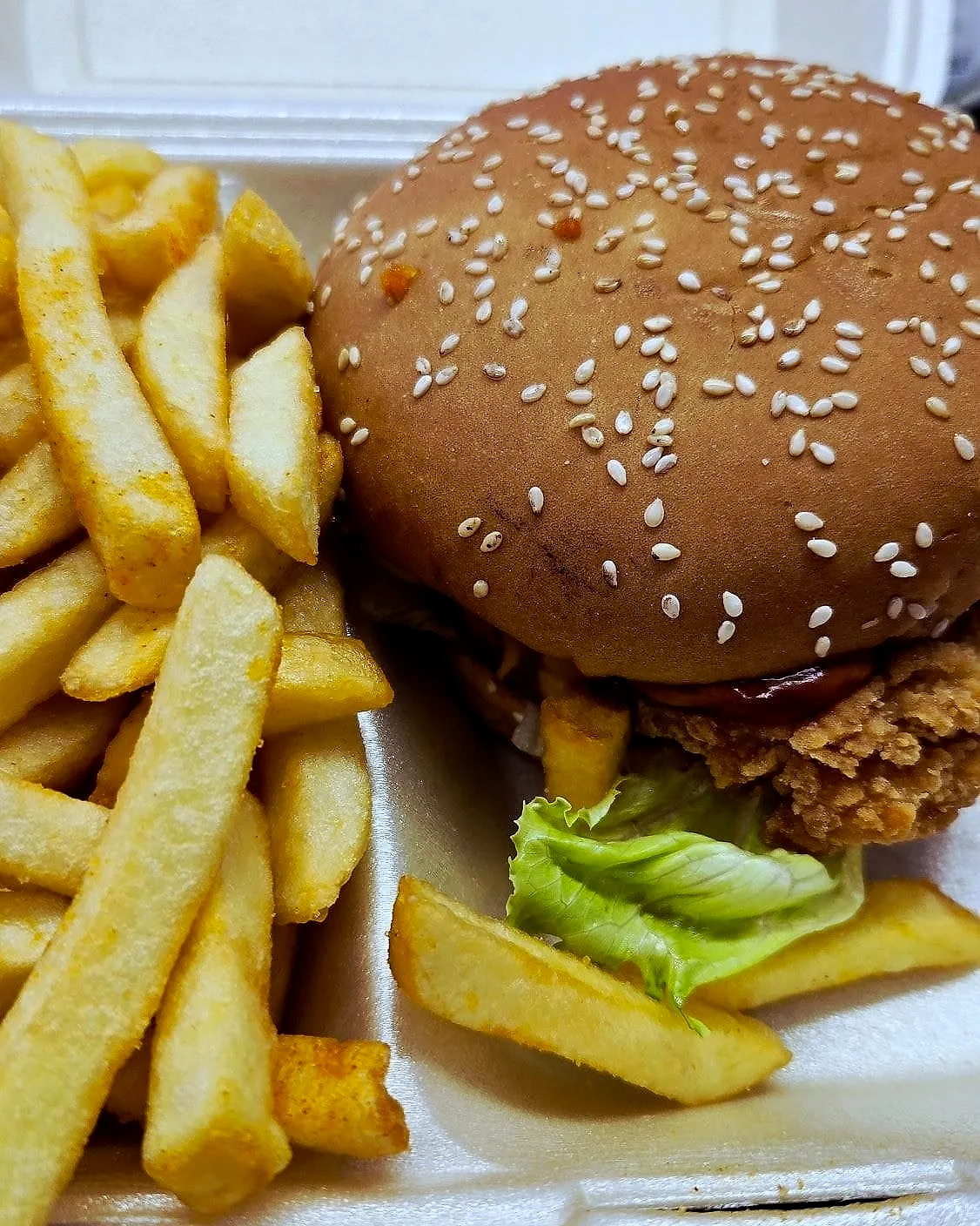 Crispy Chicken Burger mit Pommes