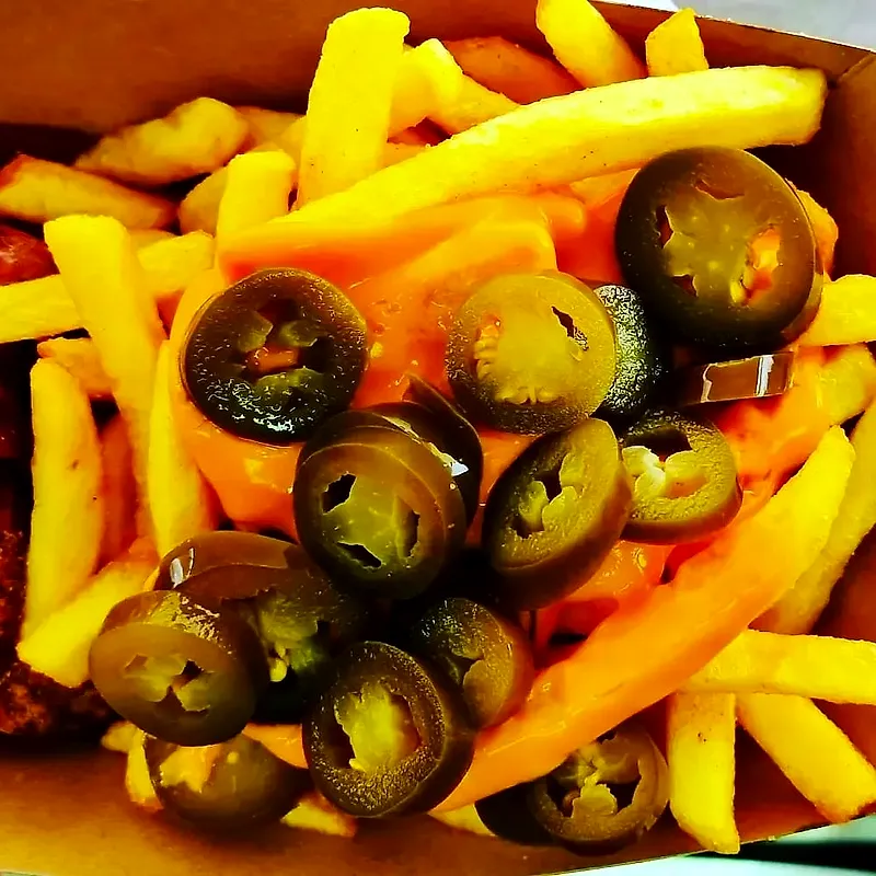 Currywurst mit Chilli Cheese Pommes und Jalapeños
