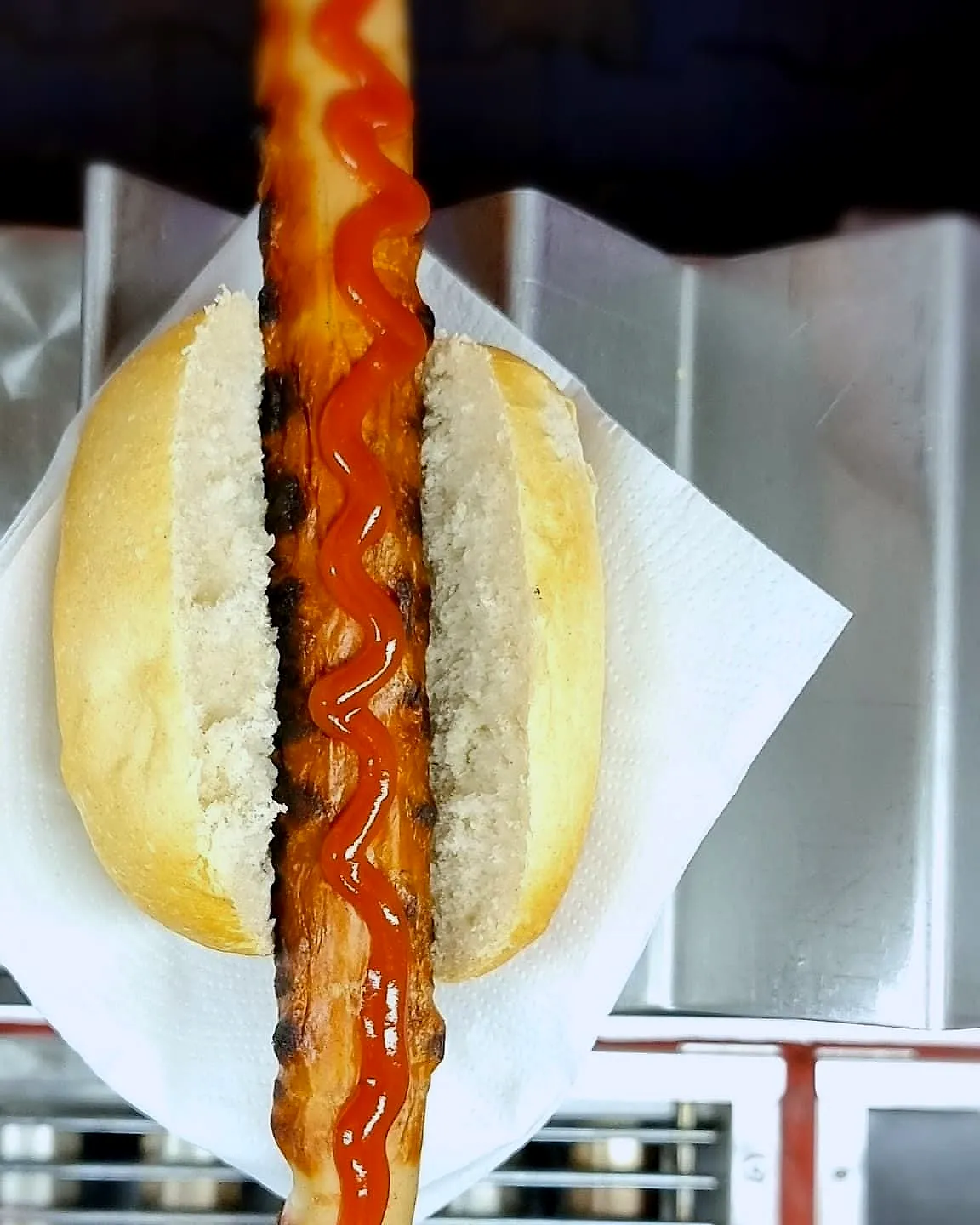 Geflügelbratwurst im Brötchen mit Ketchup