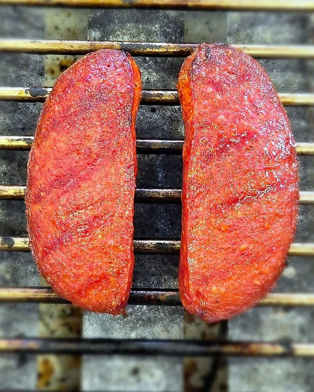 Sucuk, längs halbiert auf dem Grill