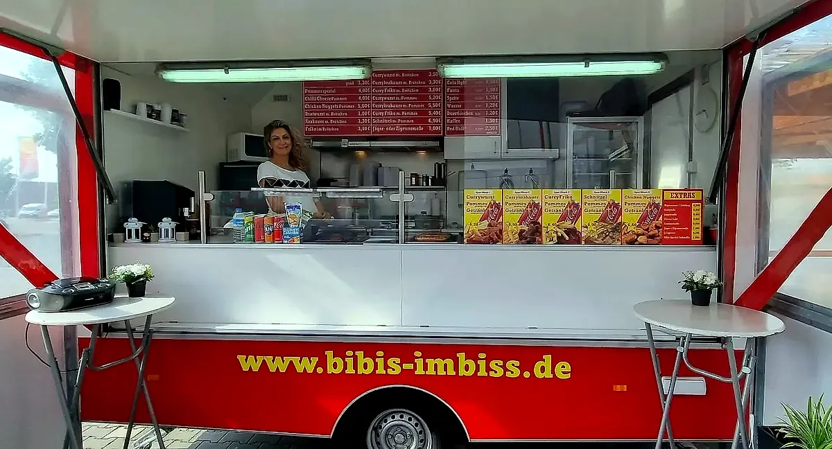 Die Theke des Imbisswagens mit der Aufschrift bibis-imbiss.de